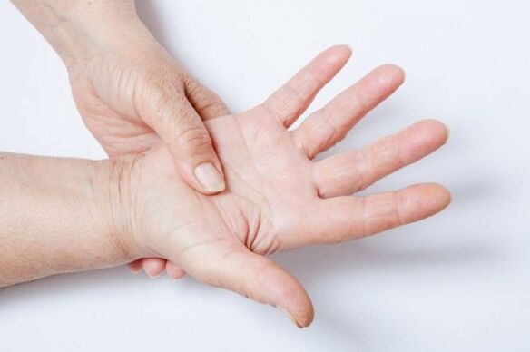 Necitlivosť rúk je jedným z príznakov bedrovej osteochondrózy